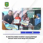 Pj. Wali Kota Madiun Serahkan Langsung Bantuan Sosial untuk Warga Kota Pendekar